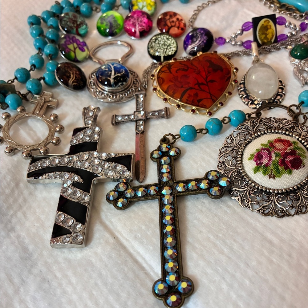 Mixed Charm, Pendants, Brooches, Keychain, Crosses & Religious Items - Picture 2 of 9